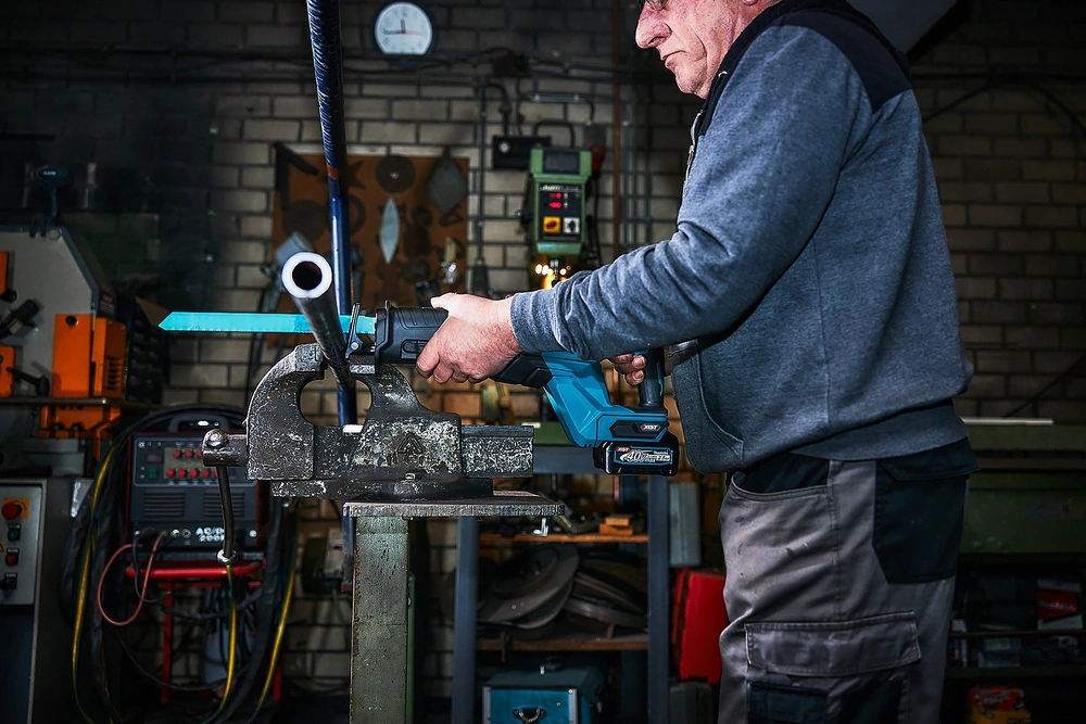 Makita JR001GZ – akumulatorowa piła posuwowa z oświetleniem LED obszaru roboczego