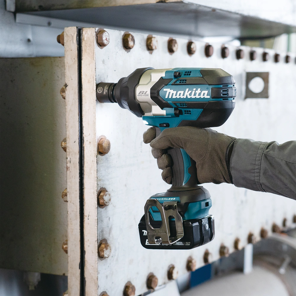 Makita DTW1004Z – widok klucza udarowego z zabierakiem 1/2 cala
