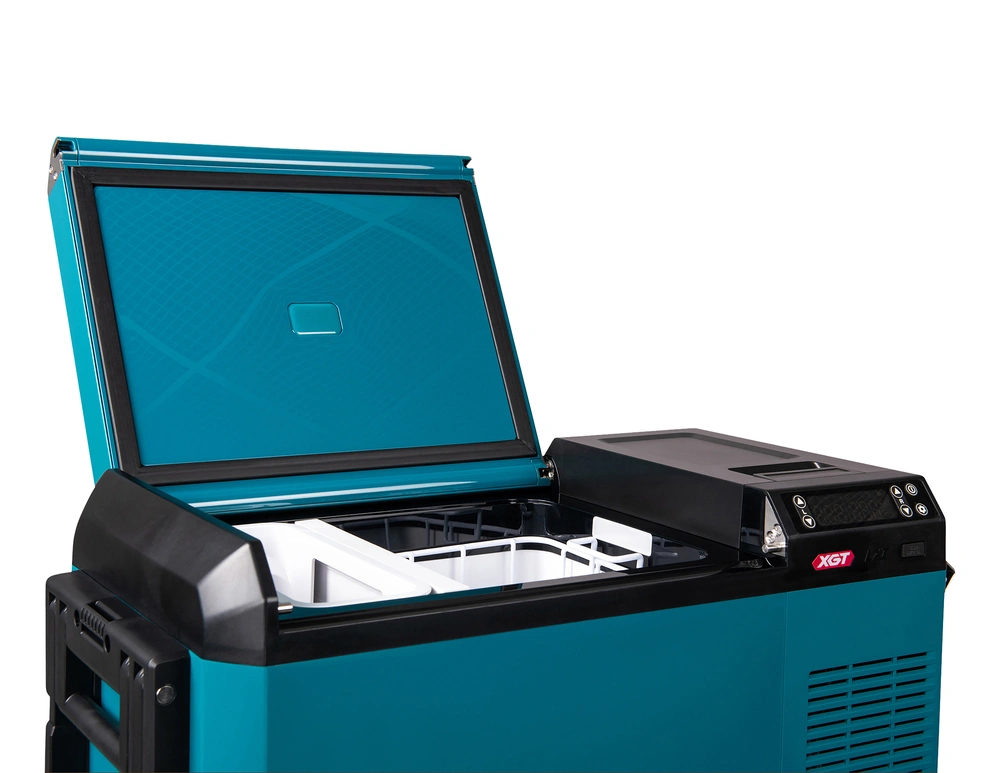 Makita CW004GZ – komora akumulatorów zabezpieczona pokrywą oraz port USB-A