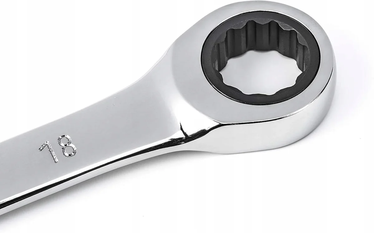 Sata ST09040-02 - Oczko zintegrowane z grzechotką GEARWRENCH® ma kompaktową średnicę, co umożliwia szybszą i bardziej efektywną pracę, zwłaszcza w wąskich i trudno dostępnych przestrzeniach, gdzie tradycyjna grzechotka z nasadką nie ma wystarczająco miejsca.