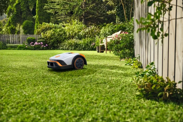 Stihl iMOW® 4 - Obsługa do 1 000 m², idealny do średnich ogrodów, radzi sobie nawet z nachyleniami do 40%.