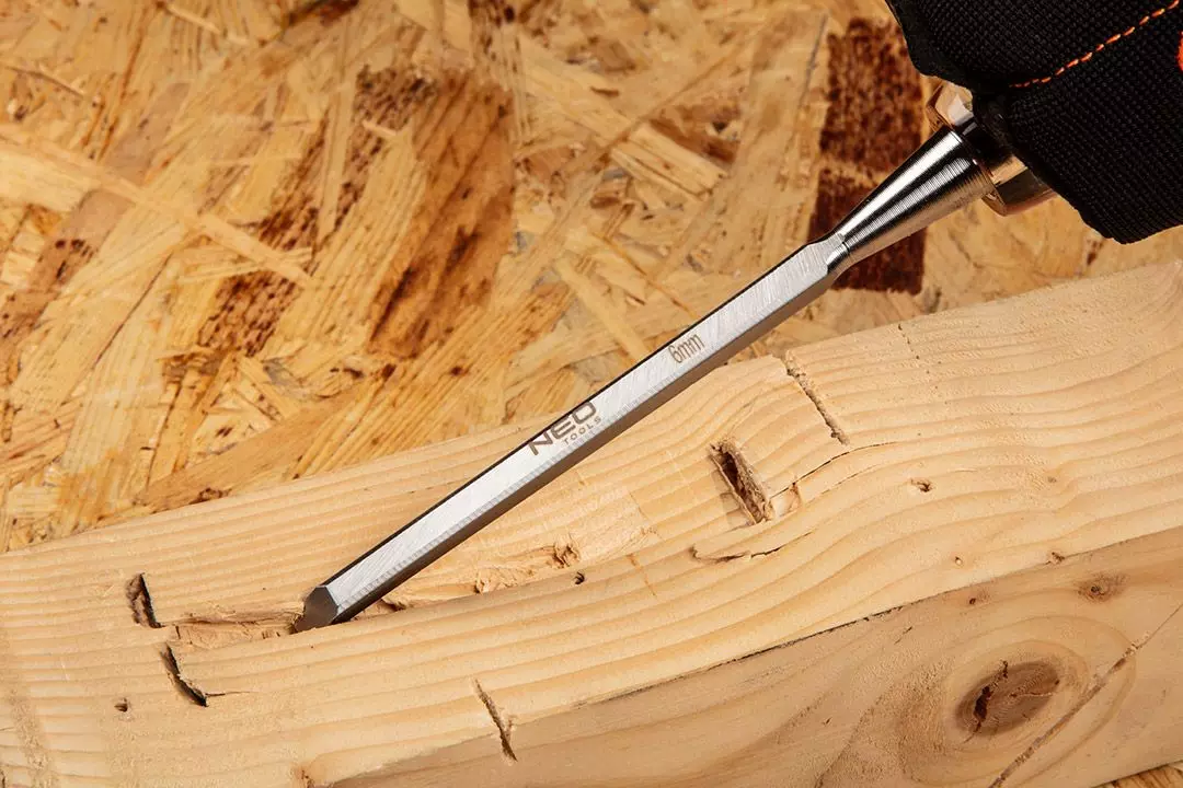 NEO TOOLS 37-900 – Szlifowane ostrza zapewniają równe i czyste cięcia, pozostawiając gładką powierzchnię drewna