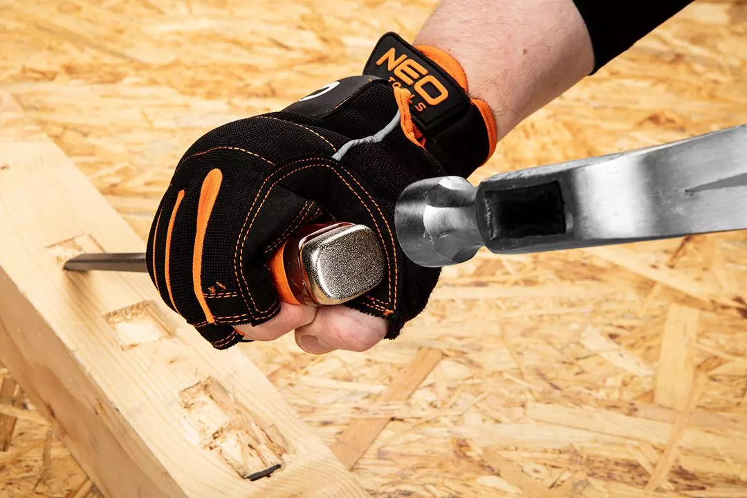 NEO TOOLS 37-900 – Metalowa podstawa rękojeści umożliwia pobijanie młotkiem bez ryzyka uszkodzeń