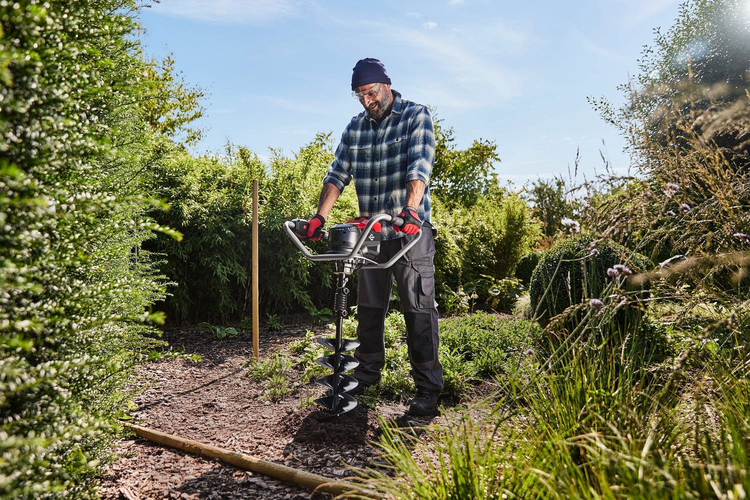 Cramer 82EA14 - Możliwość wiercenia otworów o średnicy do 20,3 cm i głębokości do 1,5 metra w różnych rodzajach gleby