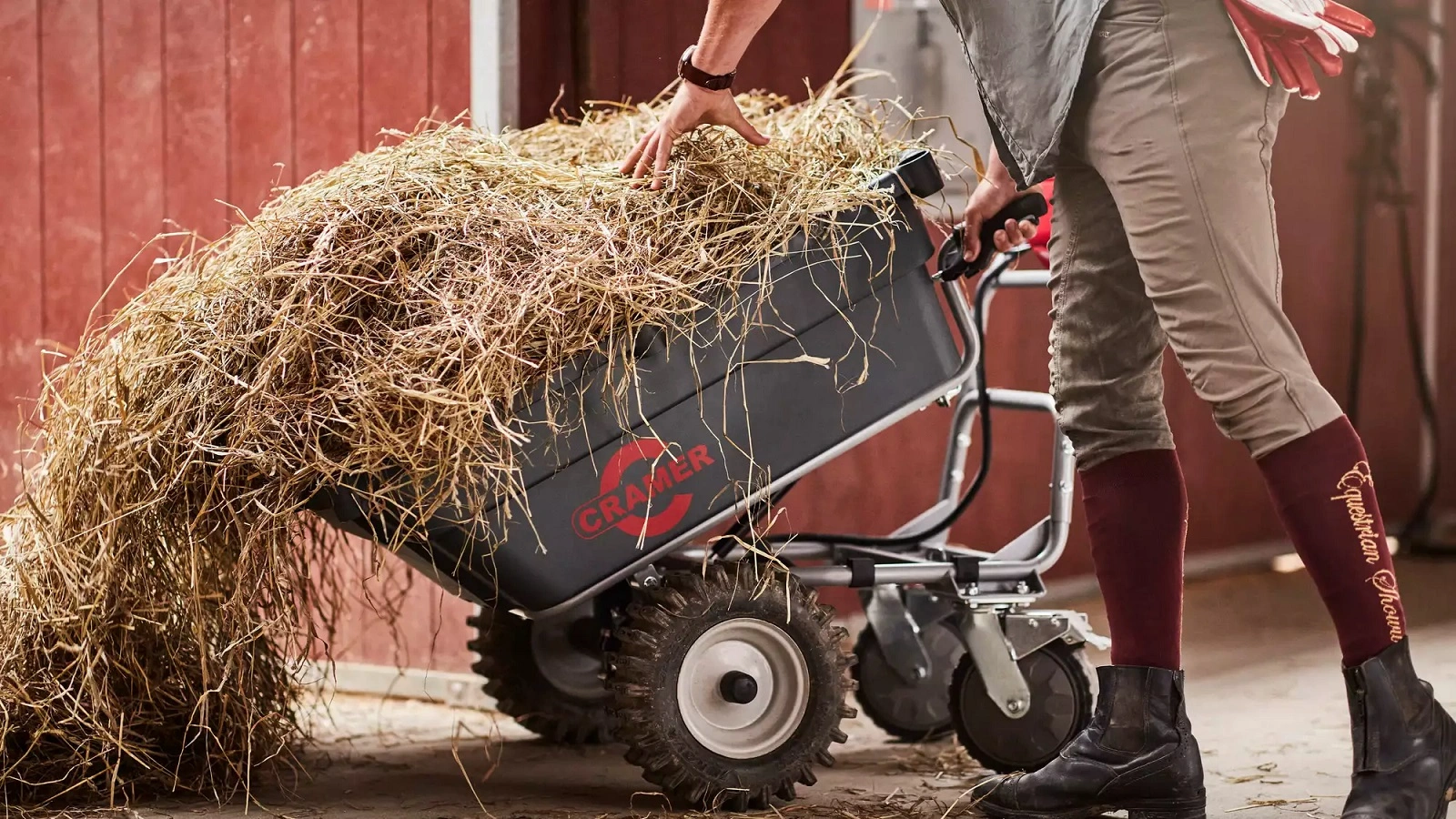 Cramer 82UC - Duże, bieżnikowane koła zapewniają przyczepność na różnych powierzchniach