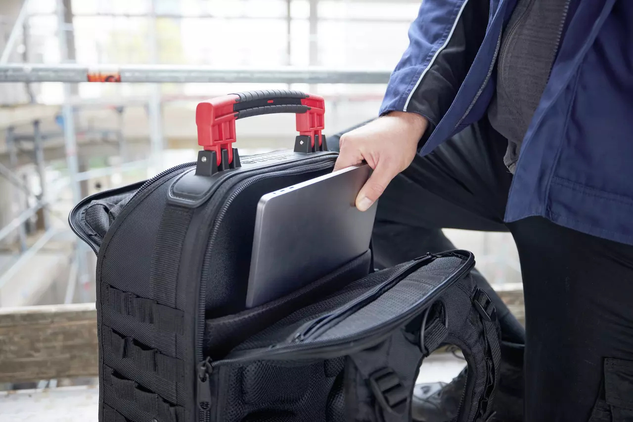 Oddzielna przegroda na laptopa i dokumenty