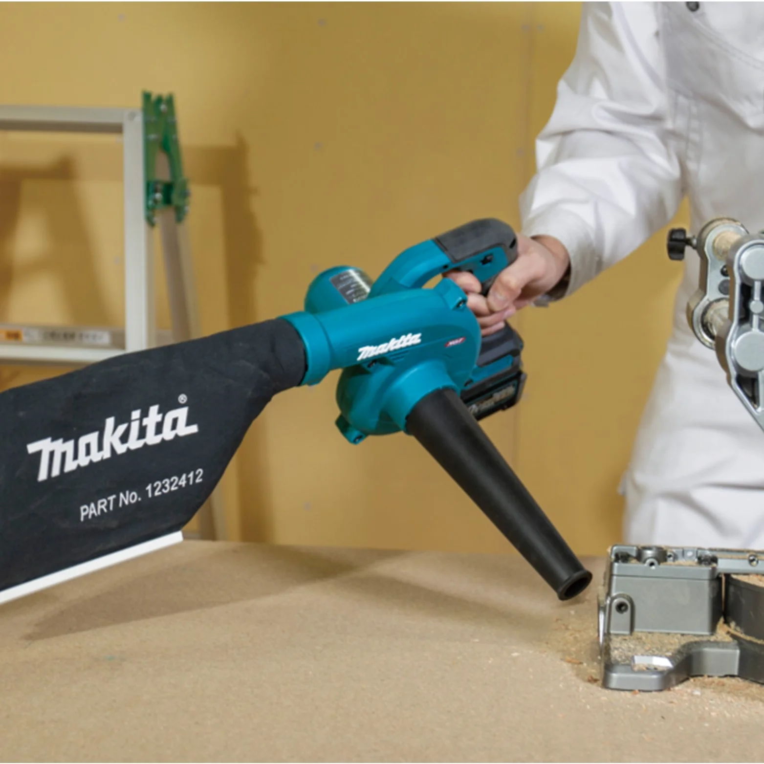 Makita UB002GZ01 – profil boczny dmuchawy 40 V max XGT, widoczne mocowanie końcówki i rękojeść