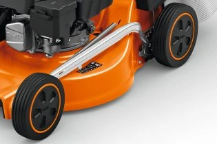 STIHL RM 253 – łożyskowane koła zapewniające płynne prowadzenie