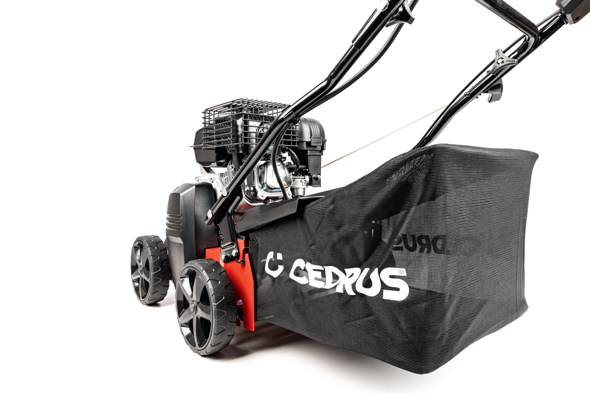 Wertykulator posiada kosz o pojemności 45 L