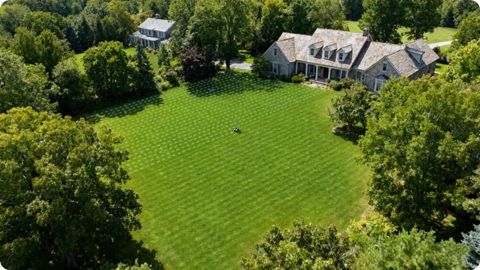 Sunseeker Elite X4 LiDAR w ogrodzie średniej wielkości