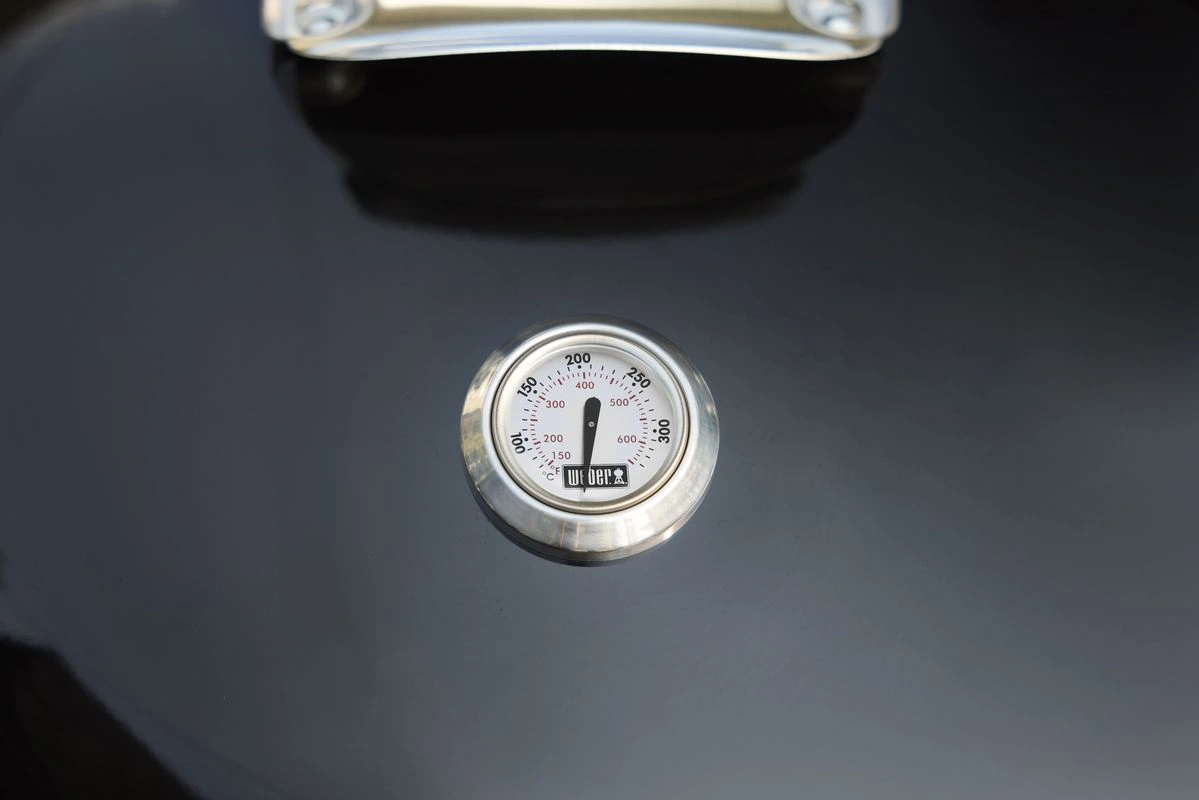 Weber Performer 57 cm – Termometr w pokrywie ułatwia odczyt temperatury grilla