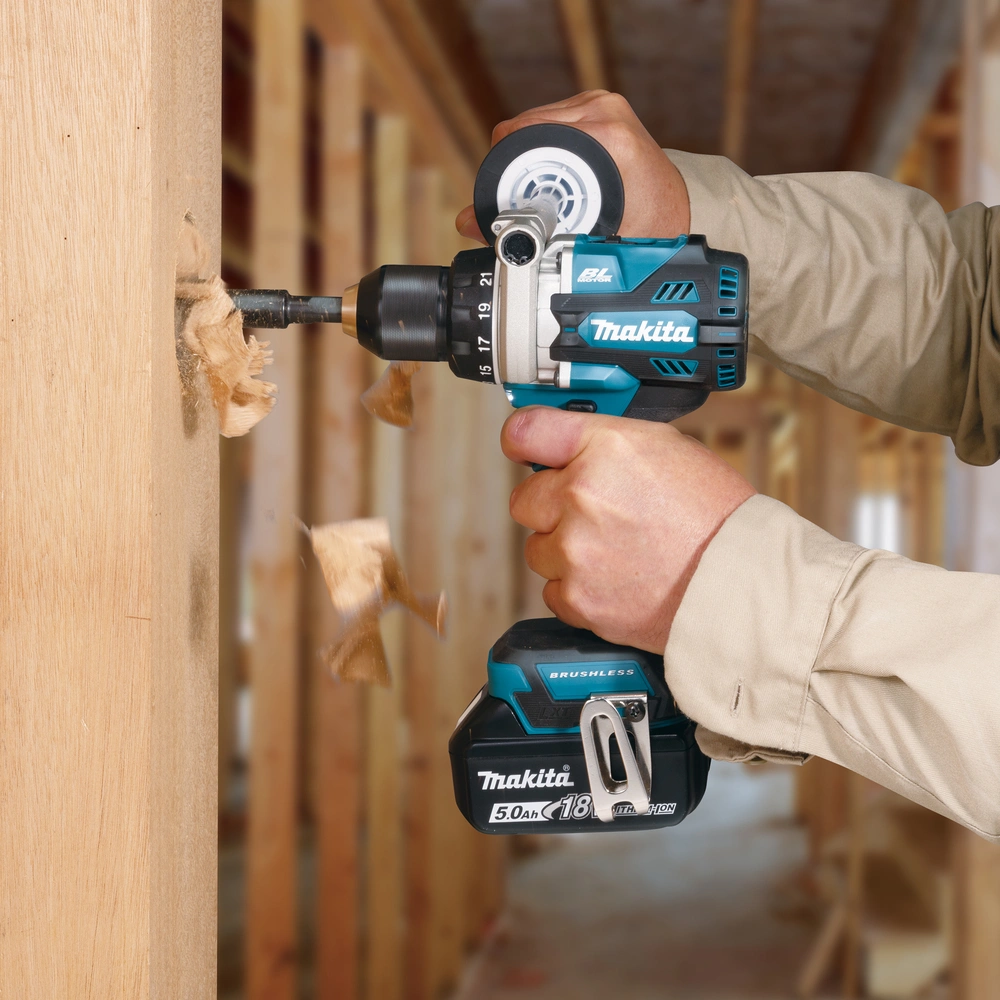 Makita DDF492RTJ – regulacja momentu 21 stopni, dwa biegi i szybkomocujący uchwyt 13 mm