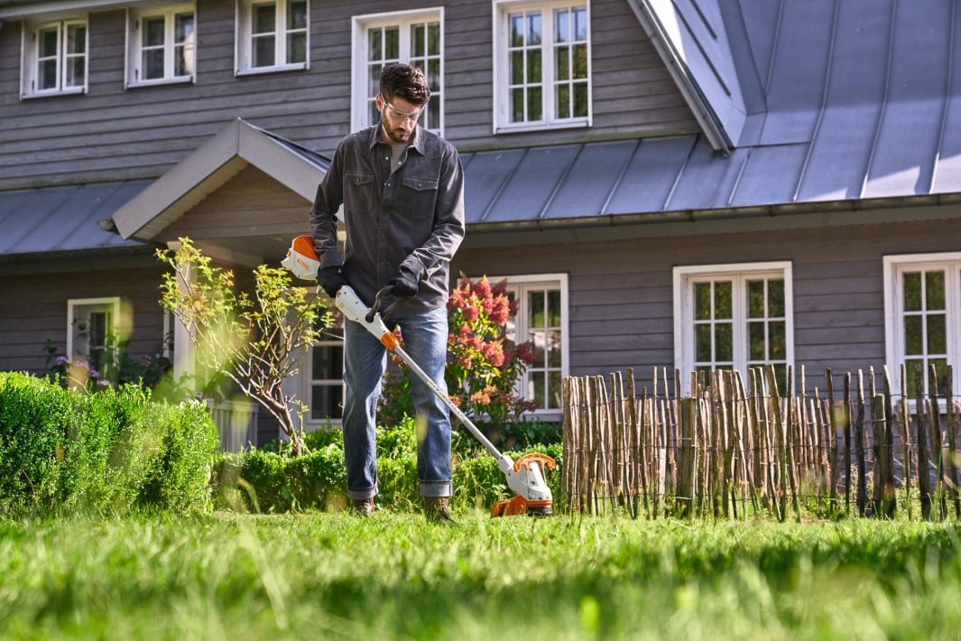STIHL FSA 50 – regulowany wysięgnik, uchwyt i głowica do pracy przy trawie oraz krawędziach