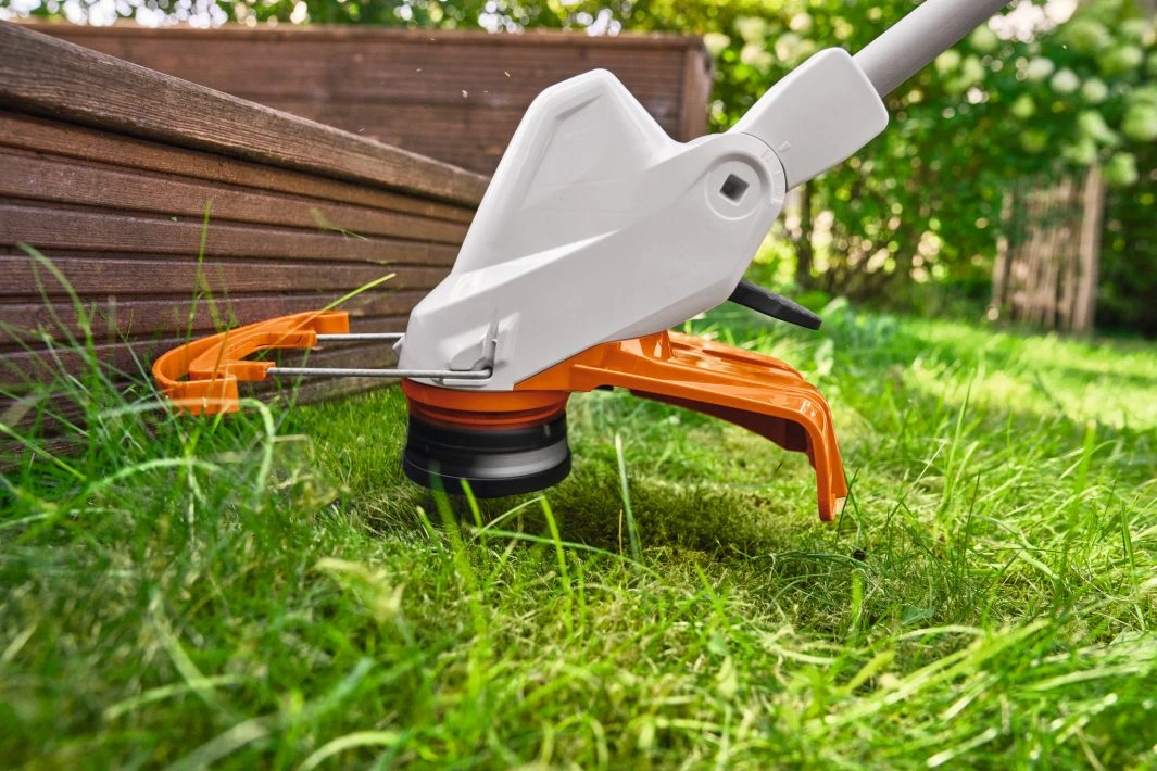 STIHL FSA 50 – regulowany wysięgnik, uchwyt obwiedniowy i elastyczny pałąk dystansowy