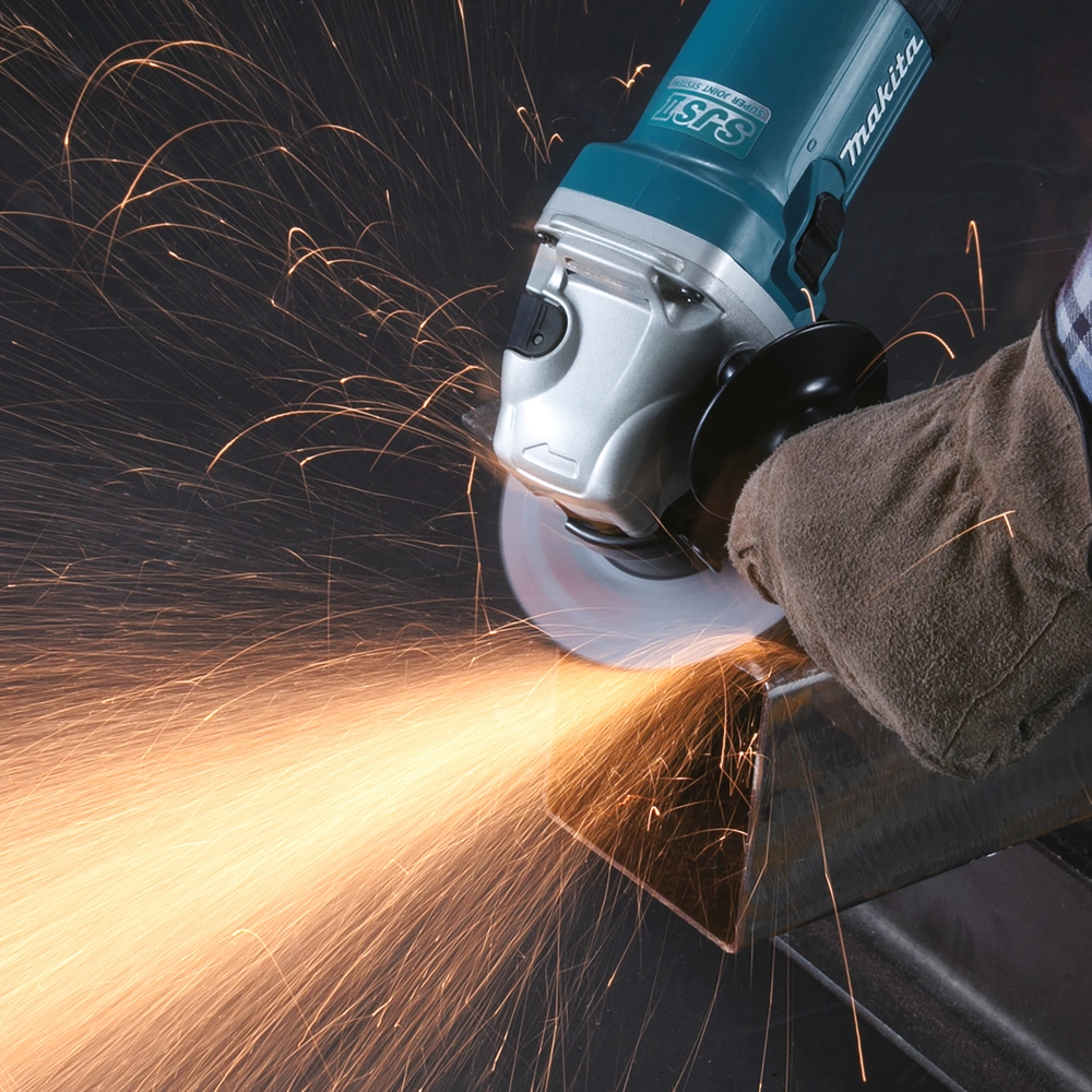 Makita GA5040C – zestaw z osłoną tarczy 125 mm rękojeścią kołnierzem nakrętką i tarczą szlifierską