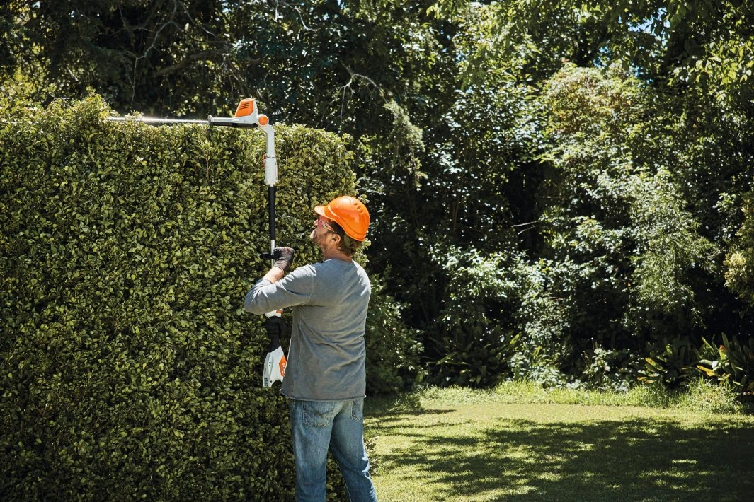STIHL HLA 56 – regulowana listwa tnąca od -45 do +90 stopni do cięcia wysokich żywopłotów