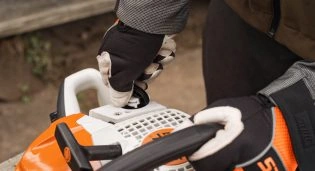 STIHL MS 201 C-M – beznarzędziowe zamknięcie zbiornika oleju